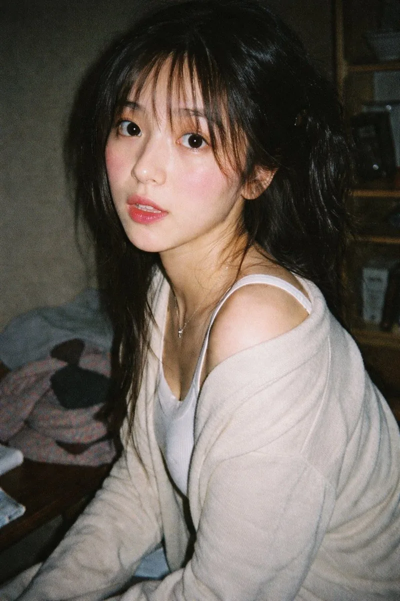 <role>Photorealistic image generator</role><context>Vintage 35mm film photograph...