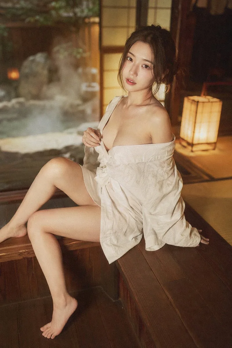 [subject]An early 20s beautiful Chinese female...